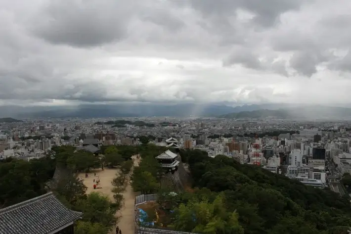먹구름-낀-마쓰야마-시내-전경