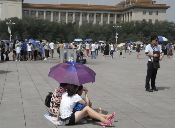 폭염-속-양산-쓴-베이징-관광객들