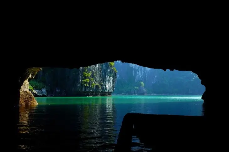 베트남-하롱베이-동굴-전경