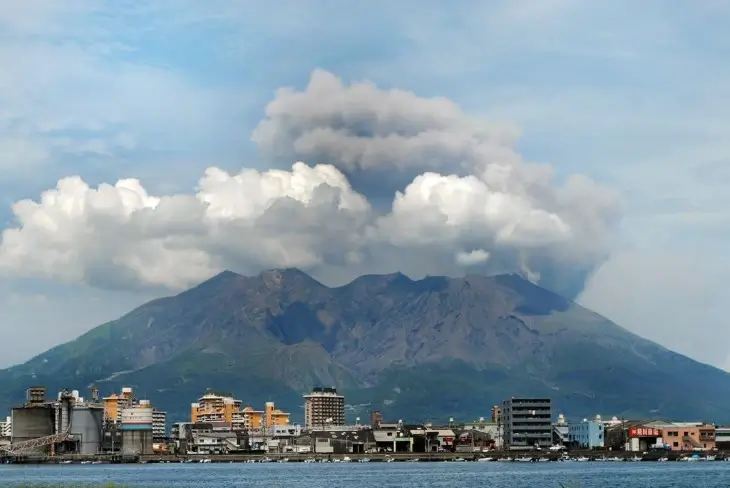 가고시마-장엄한-활화산-전경